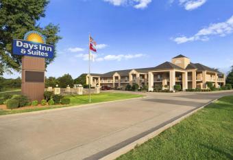 Days Inn & Suites by Wyndham Stuttgart has Smoking rooms