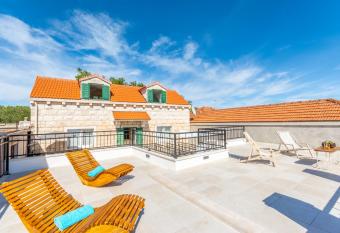Villa Bunischa has Balcony rooms