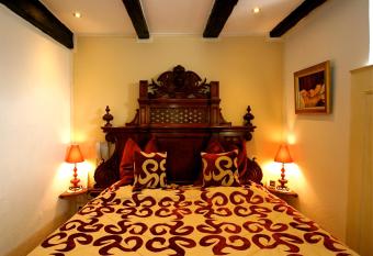 Hotel Restaurant Le Mar  chal - Les Collectionneurs has rooms with a private hot tub