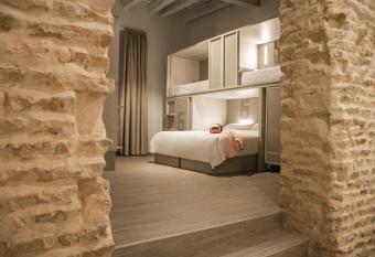 room00 Salvador Hostel allows 18 year olds to book a room