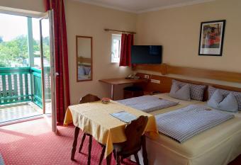 Hotel Fortuna allows 18 year olds to book a room