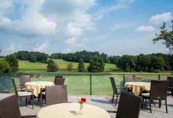 Landhotel Moorhof allows 18 year olds to book a room