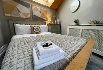 Westend Holiday Room 1 Brecon - Shared Bathroom allows 18 year olds to book a room