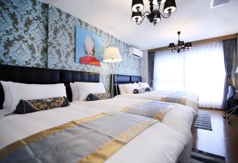 SHINJUKU GLOBAL HOTEL allows 18 year olds to book a room