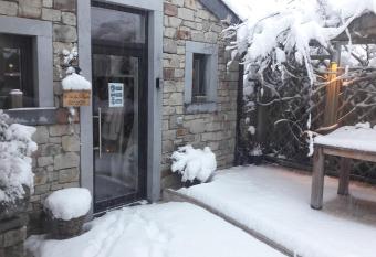 Le Clos Des Bansions allows 18 year olds to book a room