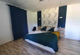 Le Pont S  e allows 18 year olds to book a room