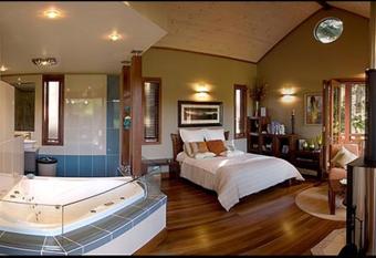 Cottage In The Woods - Formerly King Ludwigs Cottage has rooms with a private hot tub