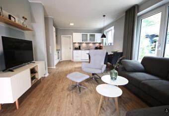 Kapit  nshaus 1 allows 18 year olds to book a room