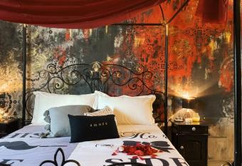 Sogno Proibito has rooms with a private hot tub