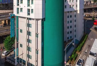 Hotel Reseda allows 18 year olds to book a room