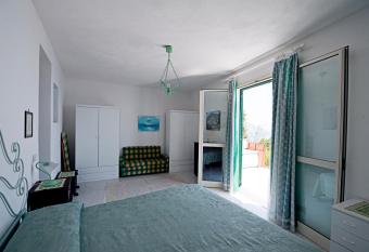 Villa Punta del Sole has Balcony rooms