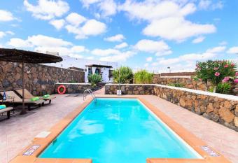 El Caser  o de G  ime Villa con Piscina Climatizada has Balcony rooms