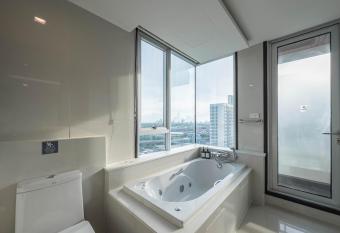 Jasmine Grande Residence has rooms with a private hot tub