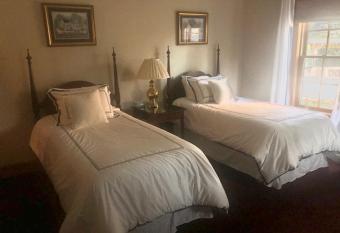 Biddle Point Inn & Event Venue has rooms with a private hot tub