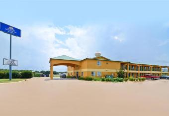 Pine Point Inn & Suites has Smoking rooms