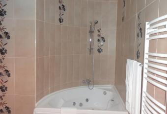 Hotel Emma West has rooms with a private hot tub