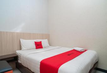 RedDoorz near Matahari Singosaren Solo allows 18 year olds to book a room