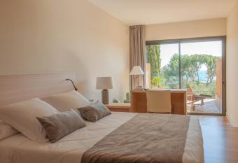 L Aixart Aiguablava Hotel allows 18 year olds to book a room