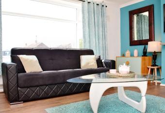 7SM Dreams Unlimited Serviced Accommodation- Stanwell-Staines-Heathrow has Balcony rooms