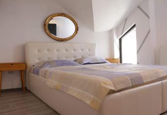 Royyal Central Apartament Free Wifi And Parking has Balcony rooms