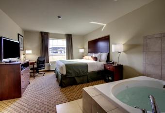Cobblestone Inn and Suites - Rugby has rooms with a private hot tub