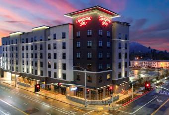 Hampton Inn Riverside Downtown allows 18 year olds to book a room
