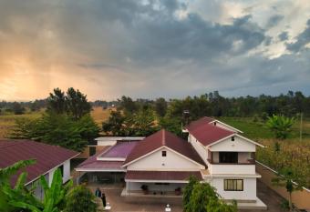 Kilimanjaro Lyimo s Country House2 has rooms with a private hot tub