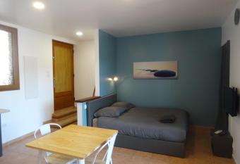 Studio Walla Confort Centre has rooms with a private hot tub