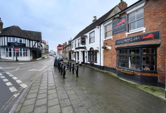 THE LAZY LION allows 18 year olds to book a room