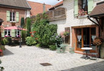 chambres d hotes : La cour d Etrepy has Balcony rooms