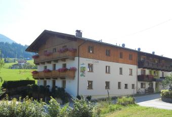 Ferienhotel Elvira allows 18 year olds to book a room