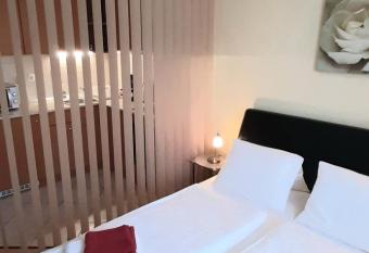   KK   APARTMAN allows 18 year olds to book a room