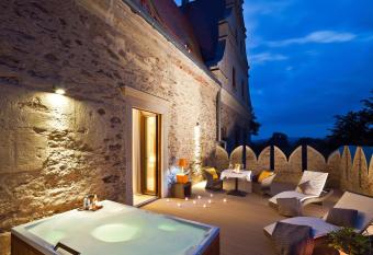 Uroczysko Siedmiu Staw  w has rooms with a private hot tub