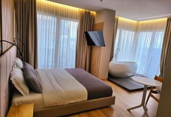 Hotel Apollon Sarande allows 18 year olds to book a room