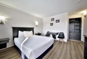 Motel Newstar Laval allows 18 year olds to book a room