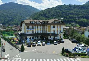 Hotel Rezia Valtellina has Smoking rooms