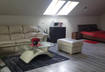 Apartamentai su dziakuzi has rooms with a private hot tub