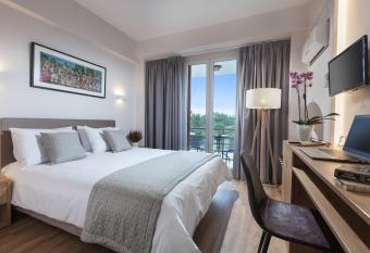 Minavra Hotel allows 18 year olds to book a room