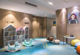 Hotel Indigo Xiamen Harbour, an IHG Hotel has rooms with a private hot tub