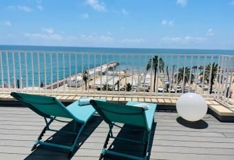   tico con Fant  sticas Vistas al Mar y la iglesia allows 18 year olds to book a room