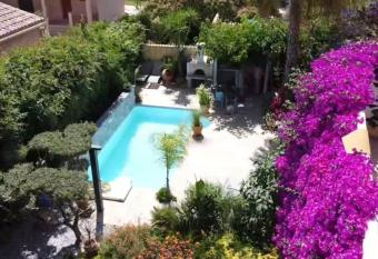 chez Muriel et Yves allows 18 year olds to book a room