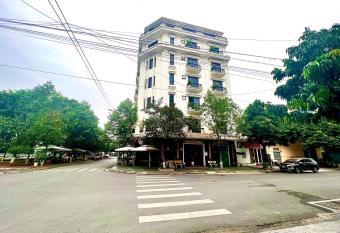 Kh  ch s   n H    ng m  n L   u has Balcony rooms