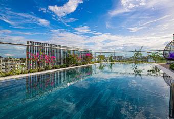 HSuites Hotel and Apartment allows 18 year olds to book a room