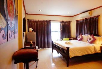 Kamala Seafood has Balcony rooms