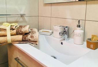 FRIDA GUEST HOUSE has rooms with a private hot tub