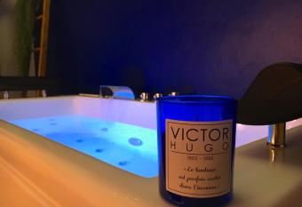 Me and Mrs Jones Suite Jacuzzi Hypercentre allows 18 year olds to book a room