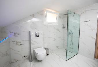 Mythos Bungalows has rooms with a private hot tub