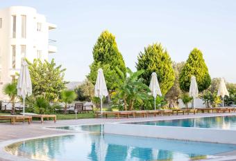 Evita allows 18 year olds to book a room