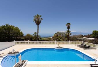 Villa Las Flores allows 18 year olds to book a room