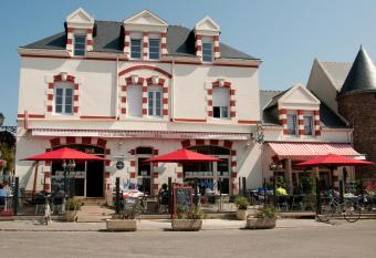 hotel de la plage allows 18 year olds to book a room
